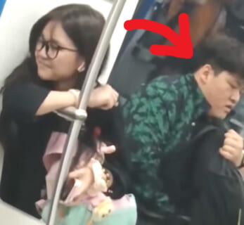 【衝撃映像】電車に座ってる女の子、今から隣の障害者男性に ”何されるか” をご覧ください…
