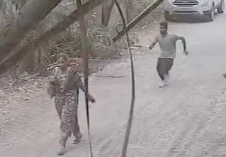 【閲覧注意】インドの路上、もうめちゃくちゃ…帰宅途中の女が男に一瞬で…（動画あり）