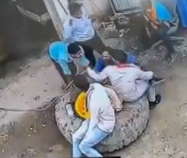 【閲覧注意】トラックの巨大タイヤに空気を入れてる仲良し5人組、今から死ぬとは思ってない…（動画あり）