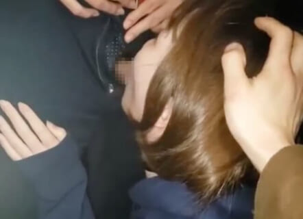 【動画】彼氏「じゃあ咥えてきて」彼女「はい…」⇒ 夜の路地裏で知らない男のチ●コを…