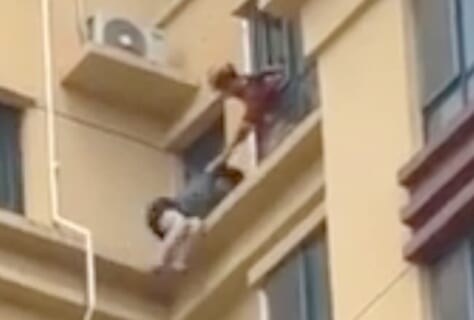 【閲覧注意】中国の救助隊、飛び降り自殺する女子を助ける気がなさ過ぎると話題に…