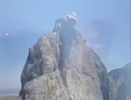 【閲覧注意】高さ200mの崖で記念撮影した登山者の死に方、ダーウィン賞レベルだった…