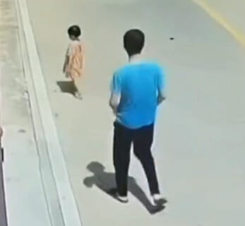 【閲覧注意】中国の路上で、1人で遊んでる幼女を抱っこした男 ⇒ これからヤバい事が起こります・・・