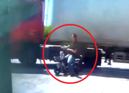 【閲覧注意】トラックに喧嘩売ったDQNライダー、一生歩けない体にされる…（動画あり）