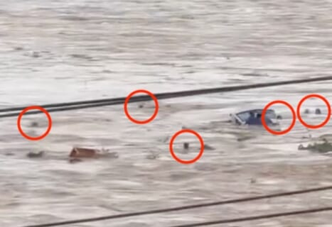 【閲覧注意】中国、台風10号で3000人死亡。次々と人が流されていく動画が怖すぎる