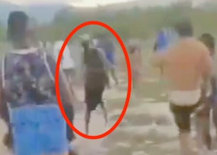 【閲覧注意】必死に逃げる女が部族の男達に取り囲まれた。これから何が起こるか（動画あり）