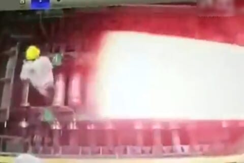 【閲覧注意】工場で一番ヤバい映像。この「熱した鋼に飲み込まれ死亡した作業員」に決まる