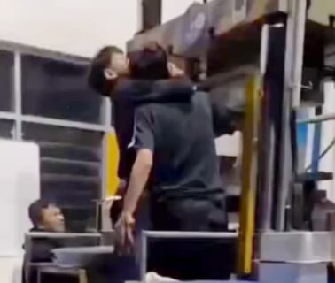 【閲覧注意】女性作業員「ア゛ア゛ｱｱ！！！」⇒ 油圧プレスに破壊された男性従業員を見て絶叫…