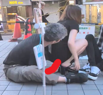 歌舞伎町でトー横女子のマ○コに挿入してるおっさん、激写されるｗｗｗ（動画あり）