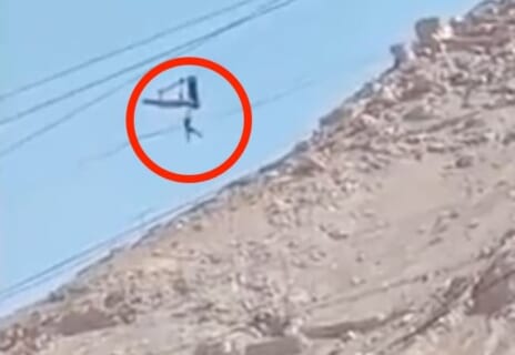 【閲覧注意】地上50メートルでぶら下がる鉱山労働者「まだいける…」⇒ 限界が来てこうなる