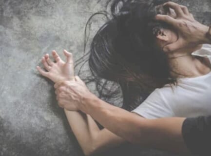 【閲覧注意】レ●プされ25回刺されても死なない不死身の母親、逆にレ●プ魔をぶっ殺してしまう
