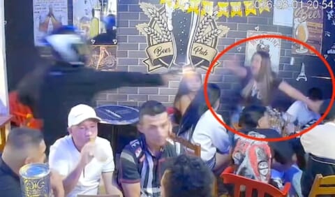 【閲覧注意】殺し屋から彼氏を守ろうとした彼女、邪魔すぎて容赦なく殺される…（動画あり）