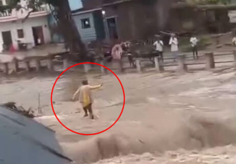 【閲覧注意】陽キャ、洪水が起きた川を渡るチャレンジで村全体を沸かせる ⇒ 村人（落ちろ… 落ちろ… 落ちろ…）