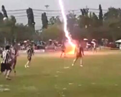 【閲覧注意】サッカーの試合中に落雷、選手1人が即死する瞬間が「伝説級の映像」だと話題に・・・