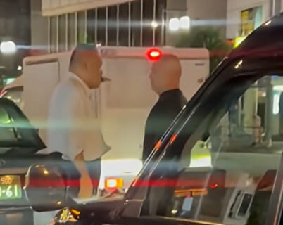 【衝撃映像】日本のタクシー運転手同士の路上喧嘩、ヤクザのようだと海外で話題に