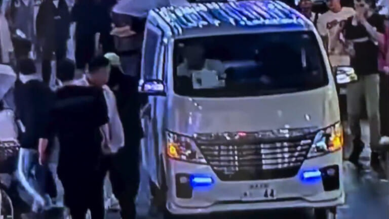 新宿・歌舞伎町で半グレ集団がヤンキーをバンで誘拐する動画が怖すぎると海外で話題に