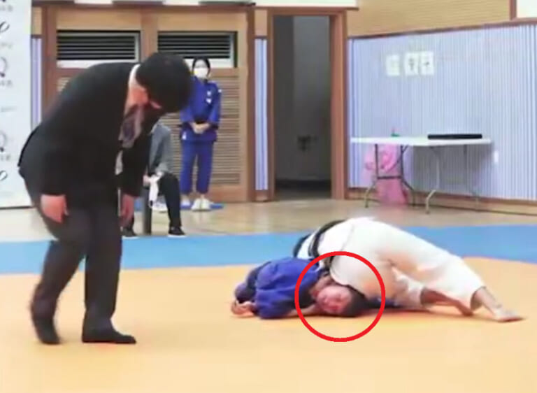 【閲覧注意】JK柔道大会で美女選手が首絞めで痙攣失神させられる瞬間がさすがに怖いと話題に