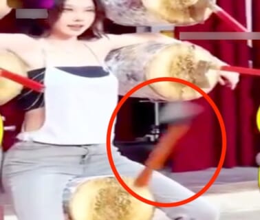 【閲覧注意】美女に斧を投げるパフォーマンス、今からヤバい事が起きます・・・（動画あり）