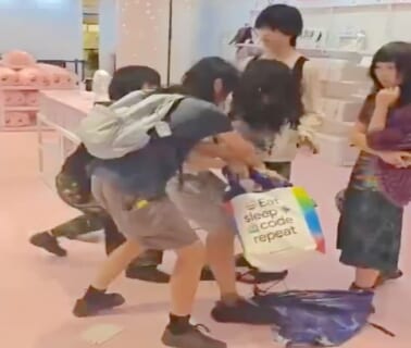 【閲覧注意】限定グッズを巡ってキモヲタ同士が喧嘩 ⇒ ガチすぎて死者が出てしまう…