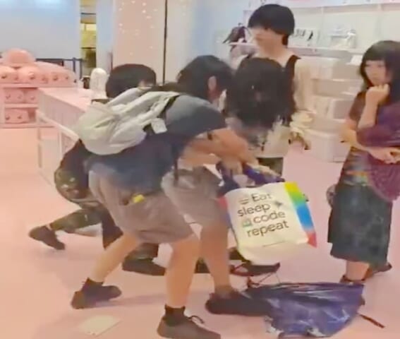 【閲覧注意】限定グッズを巡ってキモヲタ同士が喧嘩 ⇒ ガチすぎて死者が出てしまう…