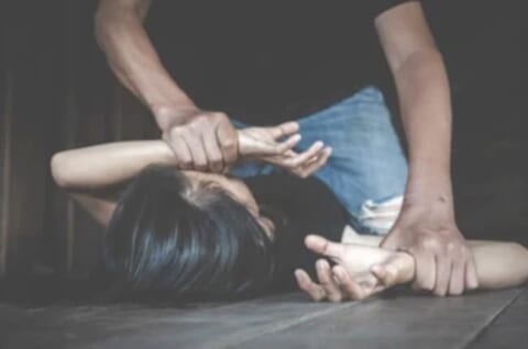 【超！閲覧注意】22歳女性「お願いやめて…」⇒ サイコパス彼氏にマ○コ切断され異物挿入される