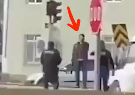 【閲覧注意】逮捕劇をバズ狙いで撮影してた女さん、一生のトラウマを負ってしまう（動画あり）