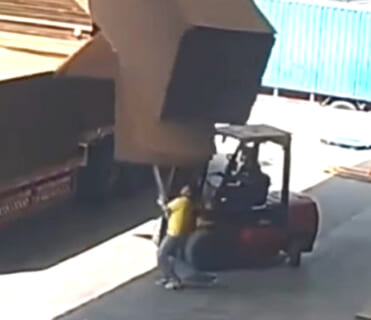 【閲覧注意】工場労働者が見せられるビデオ、グロすぎると話題に（動画あり）