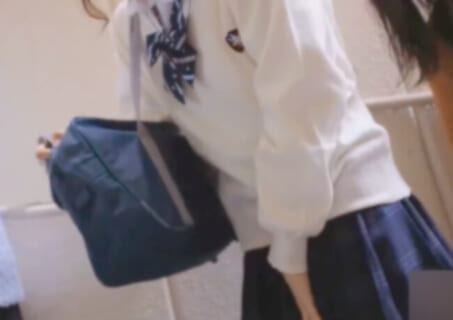 JK「もう限界！漏れる…！」⇒ 女子トイレに並ぶもオシッコ漏らす盗撮動画がエロい