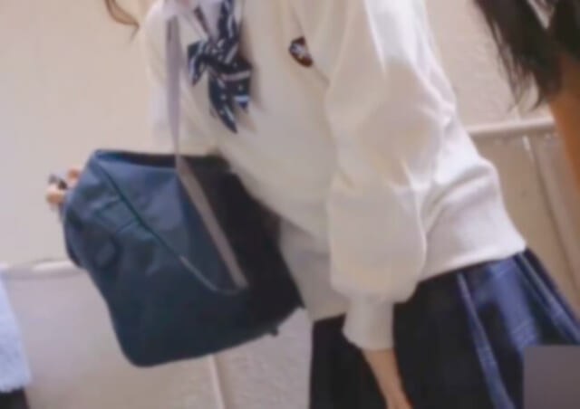 JK「もう限界！漏れる…！」⇒ 女子トイレに並ぶもオシッコ漏らす盗撮動画がエロい