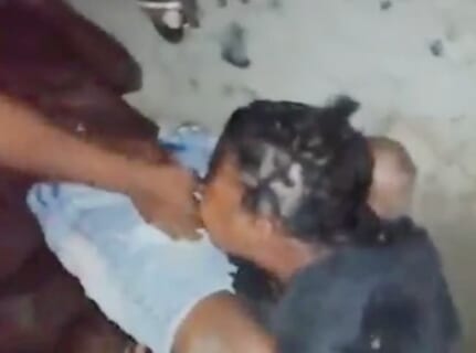 【衝撃映像】ケンカ相手の男をチ●コ噛みで黙らせた女さん、最強すぎると話題に…