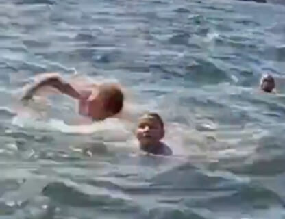 【閲覧注意】海水浴場で溺れてる7歳の少女を助けてはいけない理由…こうやって死ぬぞ…（動画あり）