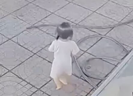 【閲覧注意】この幼女が親にヤられた事がヤバい…監視カメラが捉えたトラウマ映像
