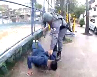 【閲覧注意】女性警察官、抵抗した男を即刻死刑執行してしまう・・・（動画あり）