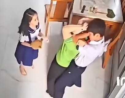 【衝撃映像】男子高校生が母親を殺しにかかる動画、ガチでヤバすぎると話題に。JS妹も発狂…