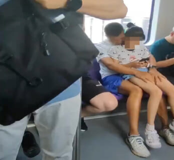 【動画】電車で明らかにヤバい父親と小学生ぐらいの娘がいるんだが…これ見てくれ…