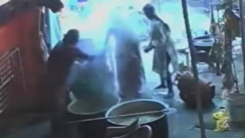 【閲覧注意】女さん、１００℃の巨大鍋に頭から突っ込んでしまい死亡・・・（動画あり）