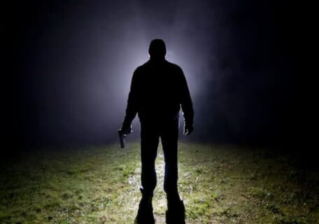 【閲覧注意】プロの殺し屋に狙われたらこうなる動画が怖すぎ。地獄の果てまで付いてきそう…