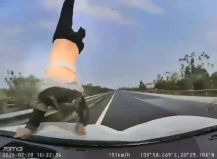 【閲覧注意】女さん、高速道路を横断しようとしてエゲツナイ死に方してしまう・・・（動画あり）