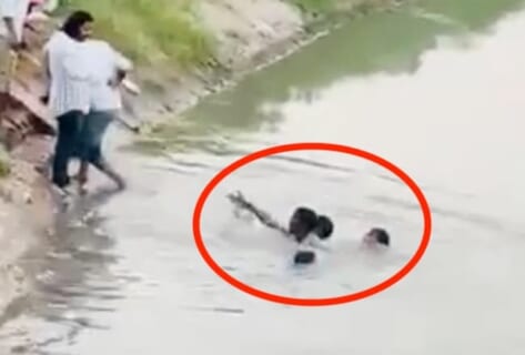 【閲覧注意】インドのガネーシャ像を川に入れる神聖な儀式、泳げない4人が担当した結果…（動画あり）