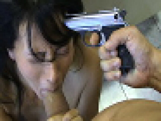 【レ●プ】米ギャング、路上で女性を銃で脅しマ○コに即ハメする動画がイカレてると話題に