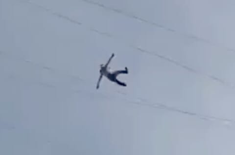 【閲覧注意】あの伝説の「空から人間が降ってくる」動画、とうとう知らない若者が出てきてしまう