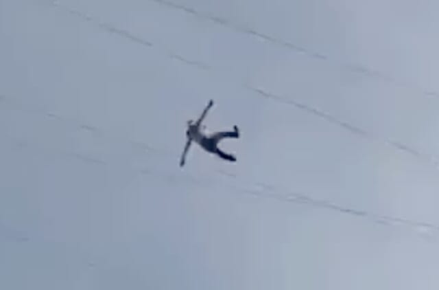 【閲覧注意】あの伝説の「空から人間が降ってくる」動画、とうとう知らない若者が出てきてしまう