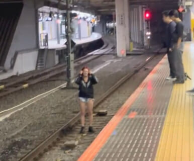 【動画】新宿駅のギャル、電車飛び込み自殺に失敗しブチ切れられてしまう・・・・・