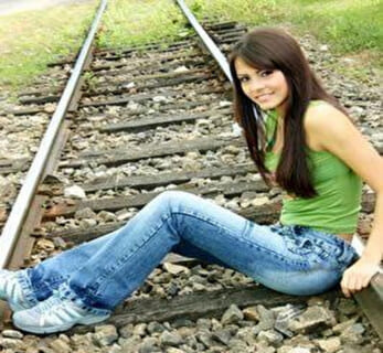 【閲覧注意】この線路で写真撮ってる美少女の次の画像、ガチでエグイぞ…（画像あり）
