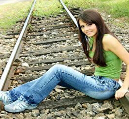 【閲覧注意】この線路で写真撮ってる美少女の次の画像、ガチでエグイぞ…（画像あり）