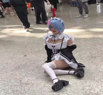 【衝撃映像】この美少女コスプレイヤー、今から変態オタクにヤバい事されます・・・