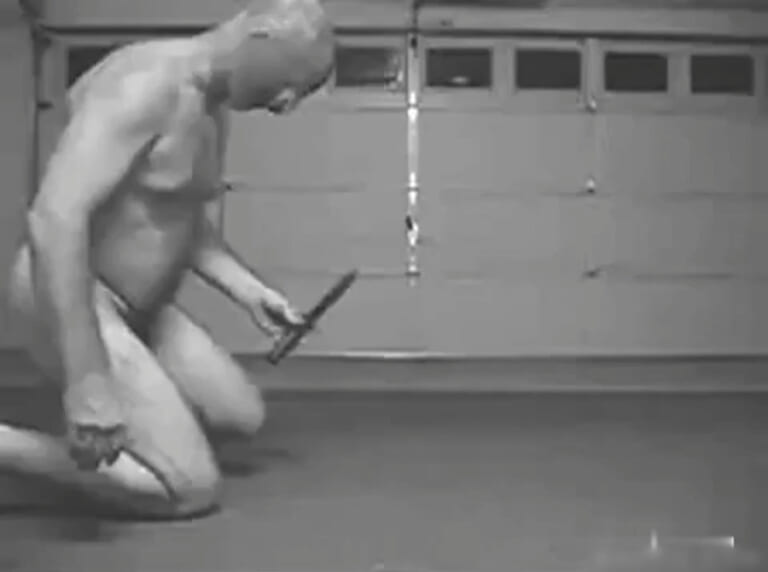 【閲覧注意】20年前の伝説の自殺動画・・・・・