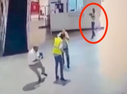 【閲覧注意】クビにされた従業員「復讐完了」⇒ AK-47持って職場に乗り込み上司をぶっ殺す