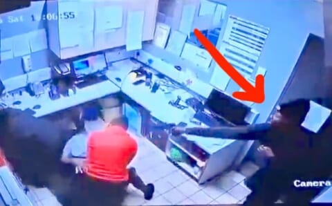 【閲覧注意】スーパーをクビになった男さん、戻ってきて女性従業員3人を皆殺しに…（動画あり）