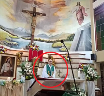 【閲覧注意】生配信中、司祭が ”神” に殺される瞬間の動画が世界中で話題に。こんなの初めて見た…
